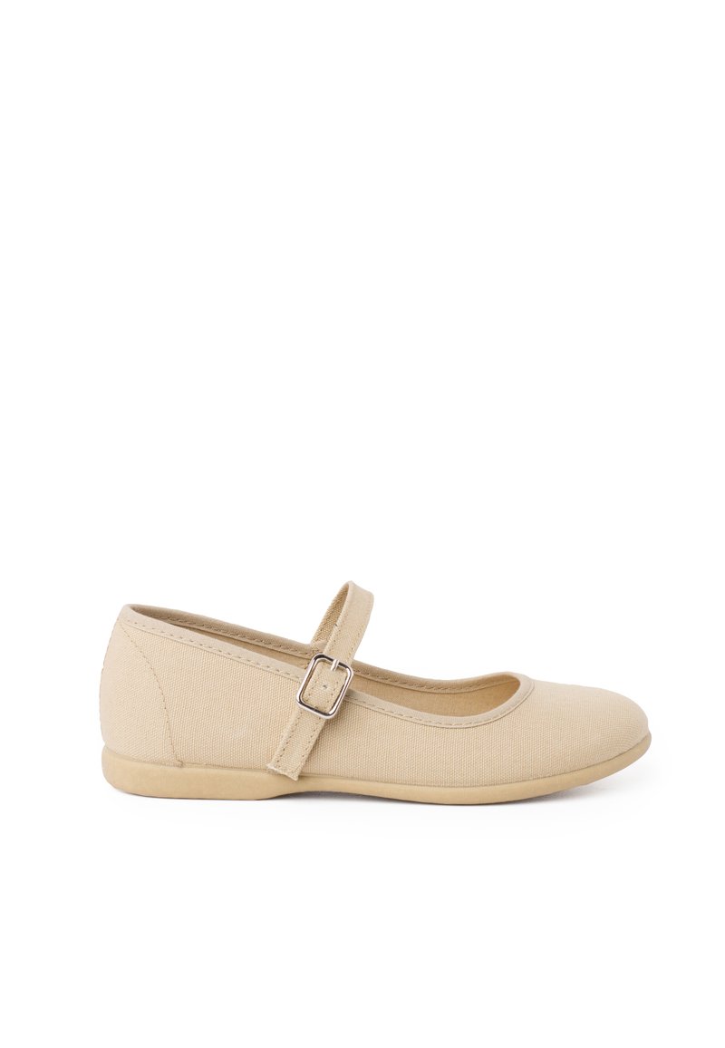 Zapatos Mary Jane de lona beige con suela plana, punta redondeada y una correa con hebilla en la parte superior. Textura suave y diseño simple.