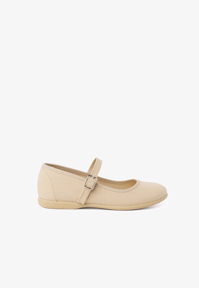 Chaussures Mary Jane en toile beige avec une semelle plate, un bout arrondi et une sangle à boucle sur le dessus. Texture lisse et design simple.