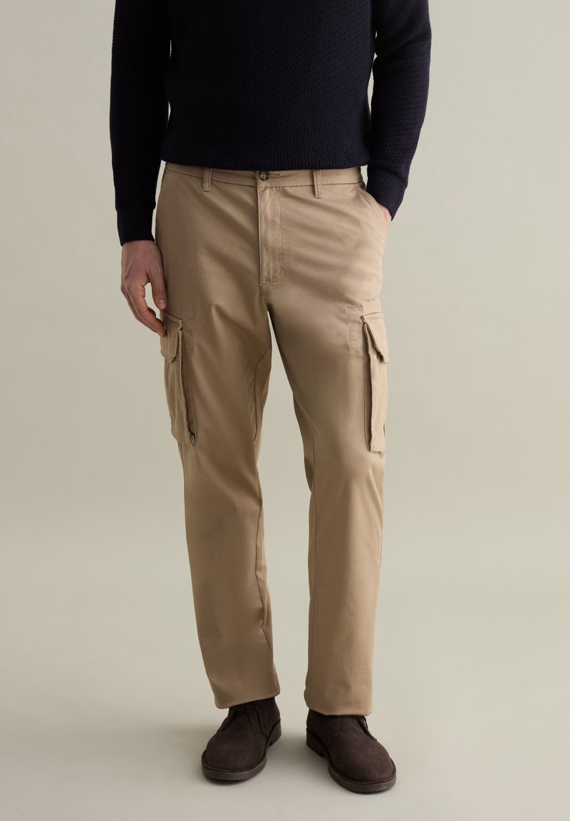 Beige Cargo-Hosen mit geradem Schnitt, ausgestattet mit Seitentaschen, einem Knopf- und Reißverschluss sowie einer glatten, strapazierfähigen Stofftextur.