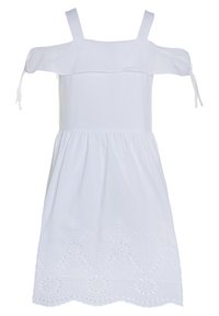 Vestido blanco con escote off-the-shoulder, dos tirantes en los hombros, cintura plisada y patrón floral bordado decorativo a lo largo del dobladillo.