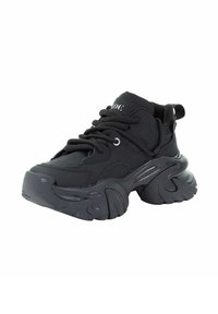 Czarny but sportowy z wyściółką, zaokrąglonym noskiem, grubą podeszwą z falistym wzorem i teksturowanymi akcentami. W zestawie sznurowadła i metalowe oczka.