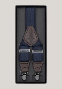 Granatowe szelki z brązowymi skórzanymi akcentami i srebrnymi metalowymi klipsami, zaprezentowane w czarnym pudełku o gładkim wykończeniu.
