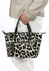 Tasche mit Leopardenmuster aus strukturiertem Stoff, schwarzen Lederelementen, doppelten Henkeln und einer vorderen Reißverschluss-Tasche. Sichtbare goldene Hardware-Details.