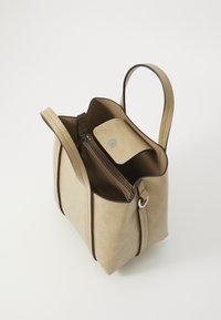 Borsa tote in pelle color cuoio con una texture liscia, apertura superiore e due manici. Presenta un compartimento con cerniera e una tasca con chiusura a scatto all'interno.