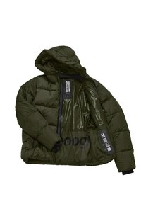 Giubbotto imbottito in verde oliva scuro con cappuccio, chiusura frontale con zip e logo nero. Presenta una fodera interna lucida e etichette di cura sulla manica.