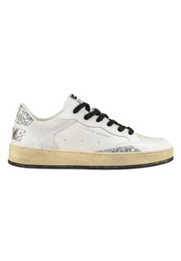 Sneaker in pelle bianca con lacci neri, dettagli glitter sulla zona del tallone, suola centrale testurizzata e base in tono oro. Presenta il marchio sul lato.