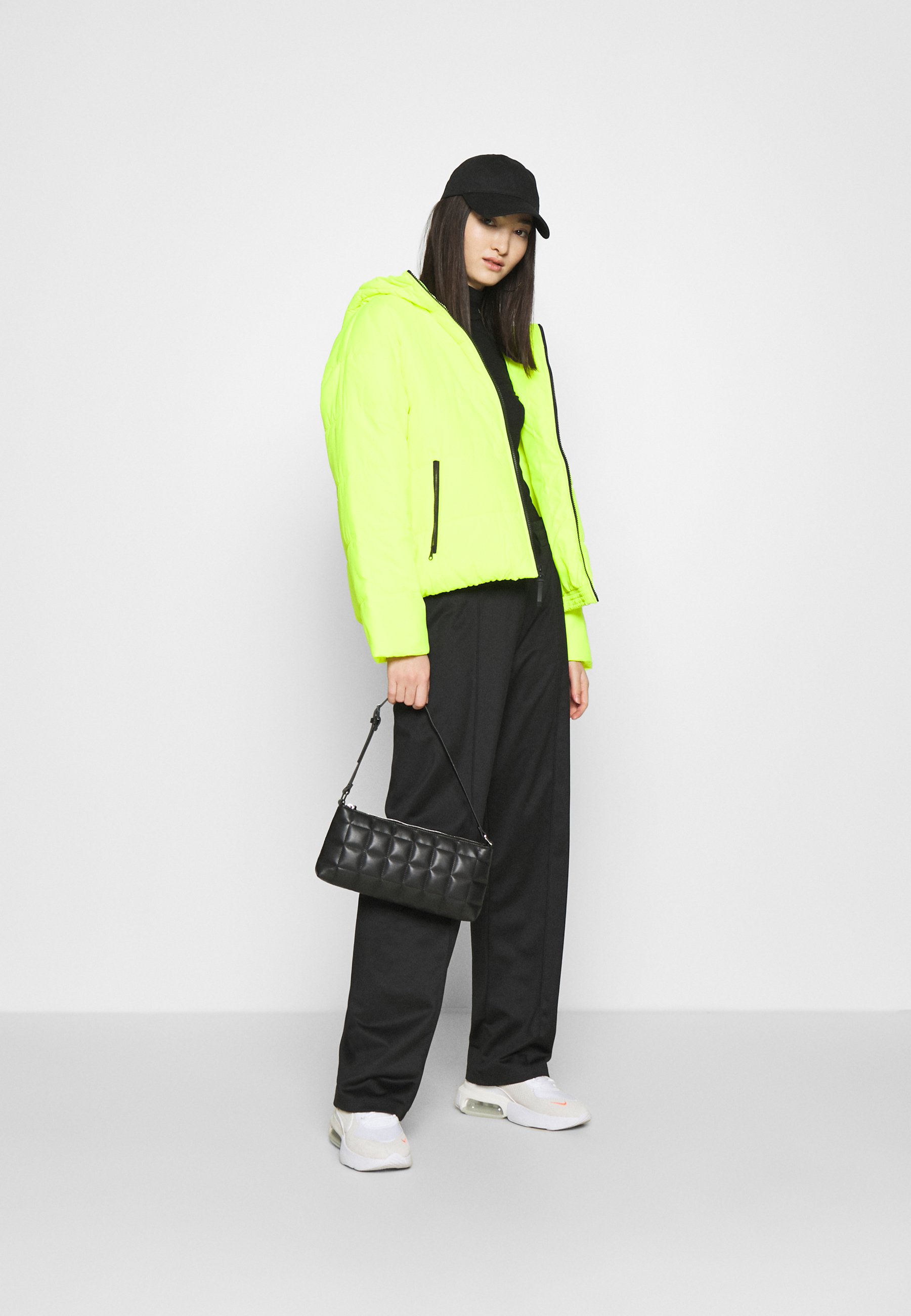 Nike Sportswear CORE Allvädersjacka voltblack Zalando.se Nike Sportswear CORE Allvädersjacka voltblack Zalando.se
