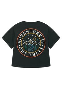 Schwarz Baumwoll-T-Shirt mit kurzen Ärmeln, das eine farbenfrohe kreisförmige Grafik zeigt, die Berge, Bäume und den Text "ABENTEUER WARTET DA DRAUßEN" darstellt.