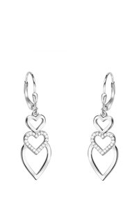 Örhängen i silverfärg med tre staplade hjärtformer, där det mittersta hjärtat är prytt med klara kristaller, och har ett leverback-fäste.