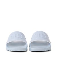 Paire de sandales en caoutchouc bleu clair avec semelles texturées et logos embossés sur les brides, vues de face.