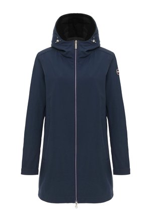 Mornarsko plava vodootporna jakna s visokim ovratnikom, podesivim kapuljačom, prednjim patentnim zatvaračem, bočnim džepovima i logotipom na lijevom rukavu. Glatka tekstura.
