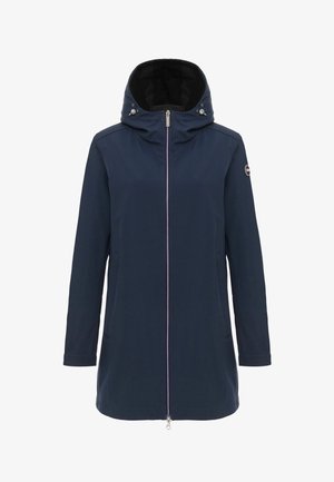 Temno modra vodoodporna jakna z visokim ovratnikom, nastavljivo kapuco, sprednjim žepnim zadrgo, stranskimi žepi in logotipno značko na levi rokavi. Gladek tekstura.