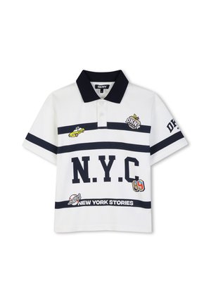 Polo blanc à manches courtes avec col noir et rayures, avec les textes NYC et New York Stories, logos de taxi et de flamme, et le numéro 99.