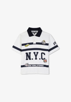 Witte polo met korte mouwen, zwarte kraag en strepen, met de teksten NYC en New York Stories, taxi- en vlamlogo's, en het nummer 99.