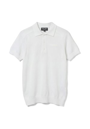 Polo blanc à manches courtes en tissu tricoté avec des poignets côtelés, une patte de boutonnage trois boutons et un logo de marque brodé discret sur la poitrine.