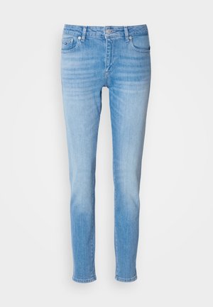 Hellblaue Denim-Jeans mit schlankem Schnitt, fünf Taschen und klassischem Knopfverschluss. Der Stoff hat eine weiche, eingelaufene Textur.