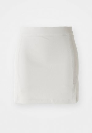 Jupe courte blanche à la texture lisse, au design ajusté, avec une taille élastique et des coutures latérales. Style minimaliste sans motifs ni embellissements visibles.