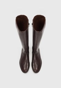 Hnědé kožené vysoké boots s hladkým povrchem, bočními zipy a mírně strukturovanou vnitřní podšívkou pro pohodlí.