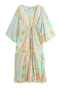 Pastelovo sfarbený župan po kolená so širokými rukávmi, sťahovaný v páse šnúrkou, s motívmi hviezd, oka, ruky a slnka v ružovej, žltej a svetlomodrej farbe.