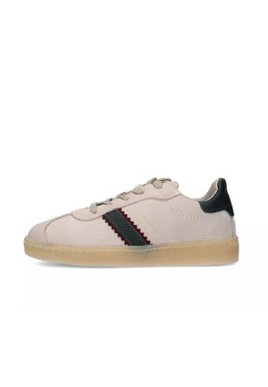 Sneaker in suede rosa chiaro con accentuazione a strisce verde e bordeaux, punta rotonda, suola in gomma e tacco contrastante beige. Presenta un design con lacci.