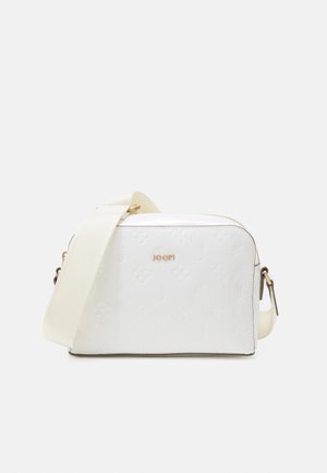 Sac d'épaule rectangulaire blanc avec motif floral en relief, logo "JOOP!" doré, et large sangle réglable crème sur fond uni.