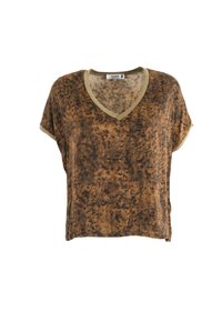 Camiseta marrón de manga corta con un diseño de estampado de leopardo. Presenta un escote en V pronunciado y un ribete dorado de contraste a lo largo del escote y las mangas.