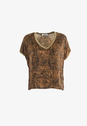 Bruine T-shirt met korte mouwen met een luipaardprint. Heeft een diepe V-hals en contrasterende gouden afwerking langs de halslijn en mouwen.