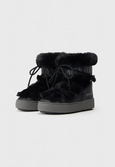 Botine negre din blană sintetică, cu o talpă groasă din cauciuc gri, cu șireturi în față și branding pe lateral. Textură moale și design rotund.
