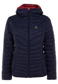 Marineblau gesteppte Jacke mit Kapuze, rotem Innenfutter, Reißverschluss vorne und zwei Seitentaschen. Mit einem Logo auf der linken Brust und strukturiertem Design.