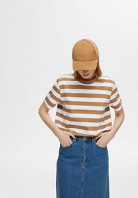 Selected Femme SLFESSENTIAL TEE - T-shirts med print - tobacco brown