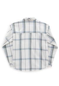 Chemise blanche à manches longues avec un motif à carreaux verticaux et horizontaux bleu et gris, vue de dos sur un fond blanc.