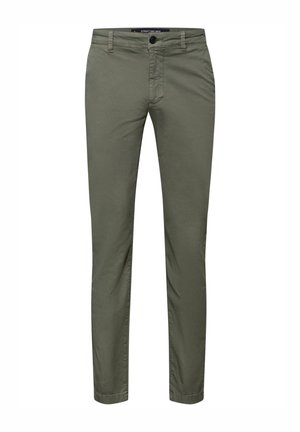 Pantaloni slim-fit in cotone verde oliva, con chiusura a bottoni e cerniera, dotati di tasche standard e linee pulite.