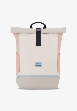 Zaino roll-top in crema, pesca e azzurro chiaro. Presenta una tracolla blu navy e un'etichetta con il marchio, con una texture di tessuto liscia e resistente.
