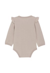 Långärmad babybody i ljusbeige bomull, med volangdetaljer på axlarna och tryckknappar i botten. Enkel, slät textur.