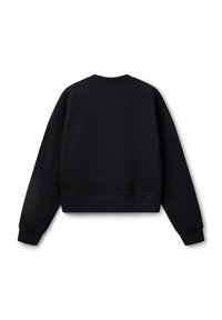 Černá zkrácená mikina s kulatým výstřhem, spadlými rameny a žebrovanými manžetami. Vyrobena z měkké, hladké látky v jednobarevném provedení.