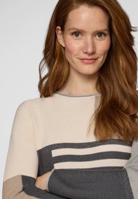 Strickpullover mit gestreiftem Muster in Beige, Grau und Marineblau, rundem Kragen und langen Ärmeln, der aus einem strukturierten Stoff gefertigt ist.