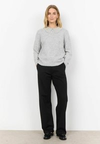 Grauer Pullover mit Kragen und Perlenakzenten, kombiniert mit schwarzer, weit geschnittener Hose und schwarzen Schuhen. Einfaches und elegantes Design.