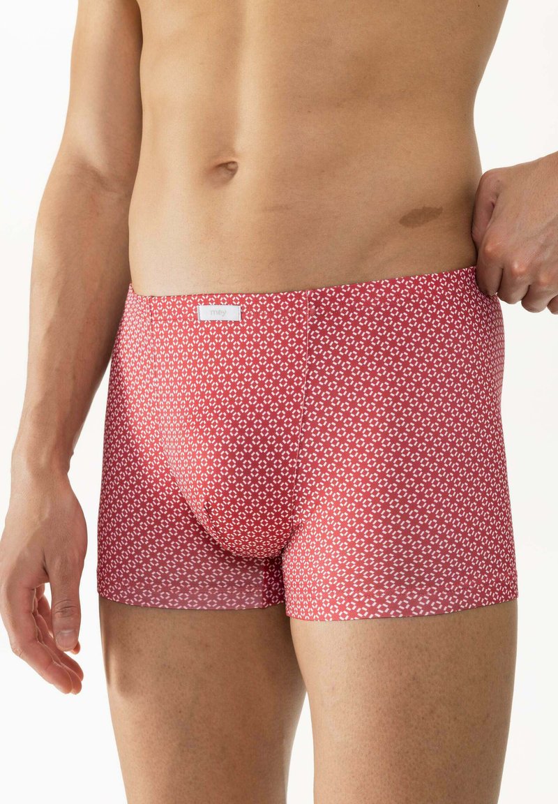 Rode boxershorts voor mannen met een ruitpatroon, voorzien van een wit logo-label op de tailleband en een zachte textuur.