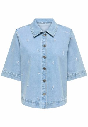 Jasnoniebieska kurtka z denimu z krótkim rękawem, zapinana na guziki, z rozłożystym kołnierzem i drobnymi przetarciami rozmieszczonymi na tkaninie.