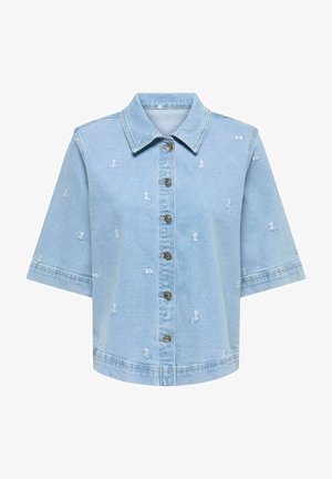 Veste en denim bleu clair à manches courtes avec fermeture à boutons, col classique et petits détails usés éparpillés sur le tissu.