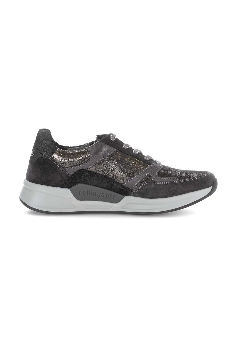Baskets en suède noir et texture métallique avec des accents gris, bout rond et design à lacets, dotées d'une semelle grise rembourrée.