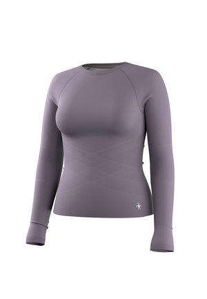 Dlouhý rukáv přiléhavé sportovní tričko v tlumené fialové barvě s kulatým výstřihem a jemnými texturovanými vzory, malé logo blízko lemu na bílém pozadí.