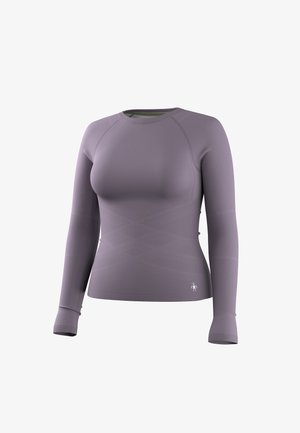 Camiseta atlética ajustada de manga larga en púrpura apagado con cuello redondo y patrones texturizados sutiles, pequeño logo cerca del dobladillo sobre fondo blanco.