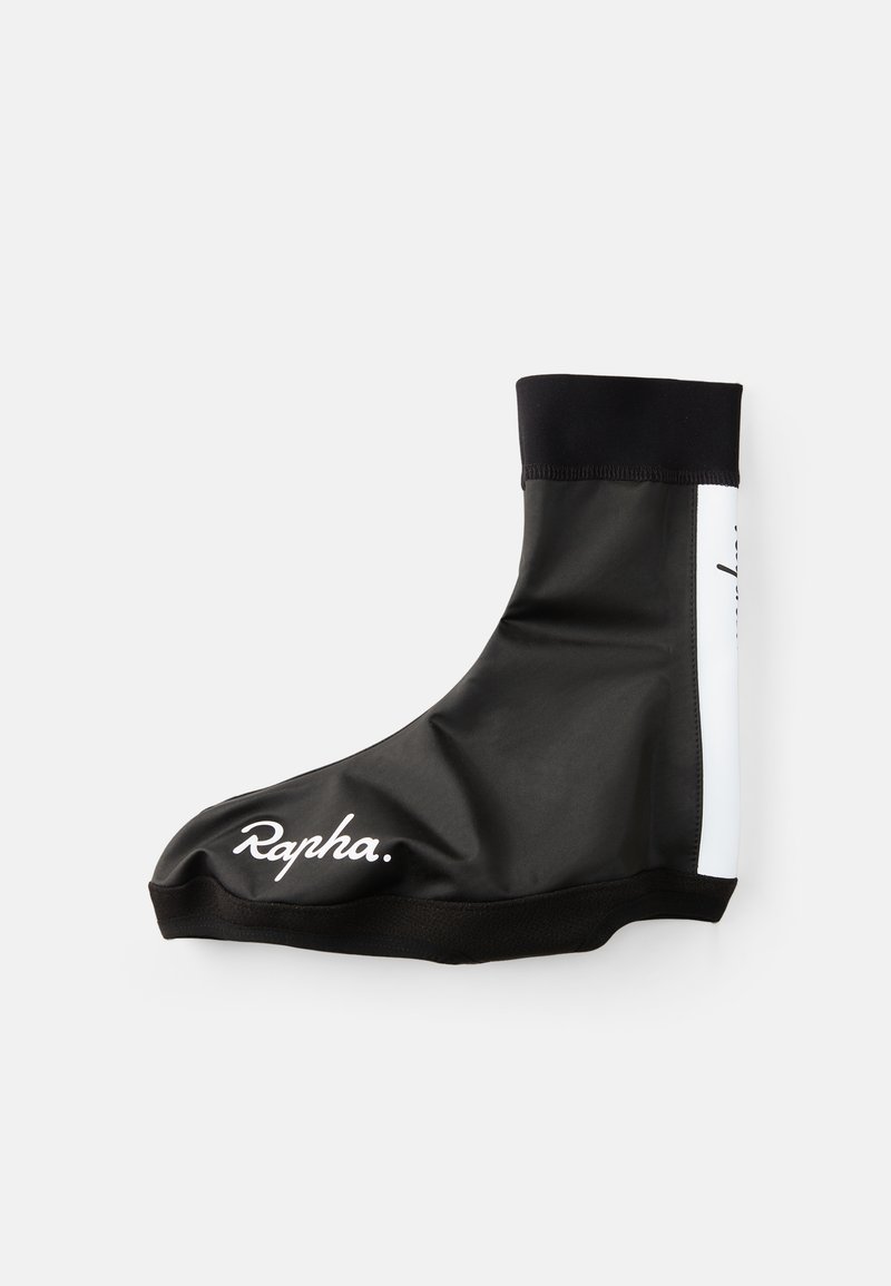 Cubiertas de zapato de ciclismo negras hechas de material impermeable, con un logo blanco y acentos laterales. Diseño aerodinámico con un ajuste ceñido en el tobillo.