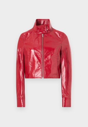 Jachetă scurtă din piele ecologică roșie cu guler înalt, fermoar pe față și textură netedă, lucioasă. Mâneci lungi cu manșete ajustate.