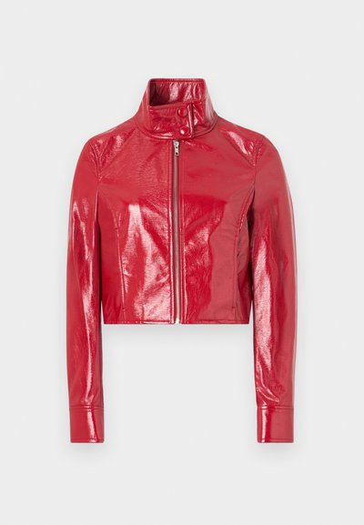 Kuttet rød faux skinnjakke med høy krave, frontglidelås og glatt, glossy tekstur. Lange ermer med tettsittende mansjetter.