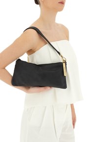 Borsa a spalla in pelle nera con una forma rettangolare elegante. Presenta una lunga tracolla e un accento in hardware dorato con un'etichetta del marchio.