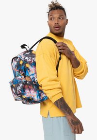 Eastpak OUT OF OFFICE - Malý batoh  - bold city color
