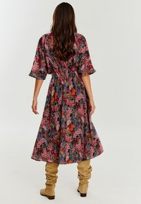 Kwiatowa sukienka maxi z elastycznym pasem, z różowymi, fioletowymi i pomarańczowymi kwiatami na ciemnym tle oraz szerokimi rękawami.