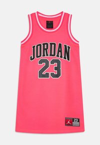 Koripallopaita kirkasta Pinkkiä verkkomateriaalia. Ominaisuuksia "JORDAN" paksuilla mustilla kirjaimilla, numero "23" alla ja valkoiset raidalliset aksentit kauluksessa.